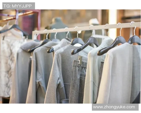 足球巨星签名挂画精美呈现彰显球场荣耀与个人风采